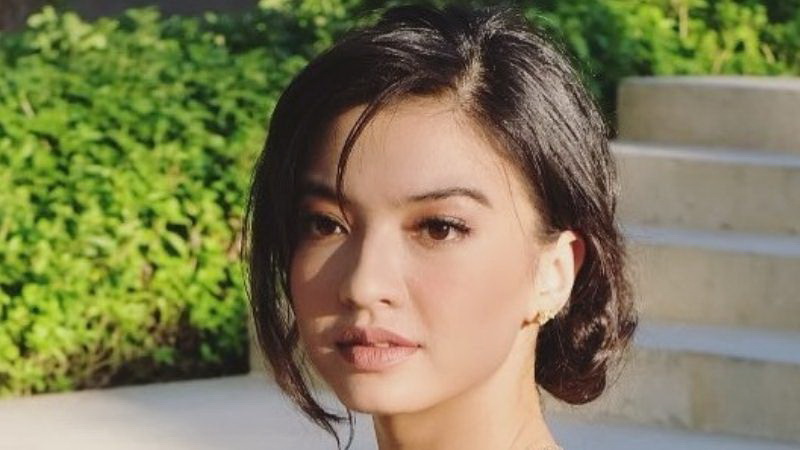 Jalan-Jalan, Gaya Raline Shah Bikin Netizen Cemas!