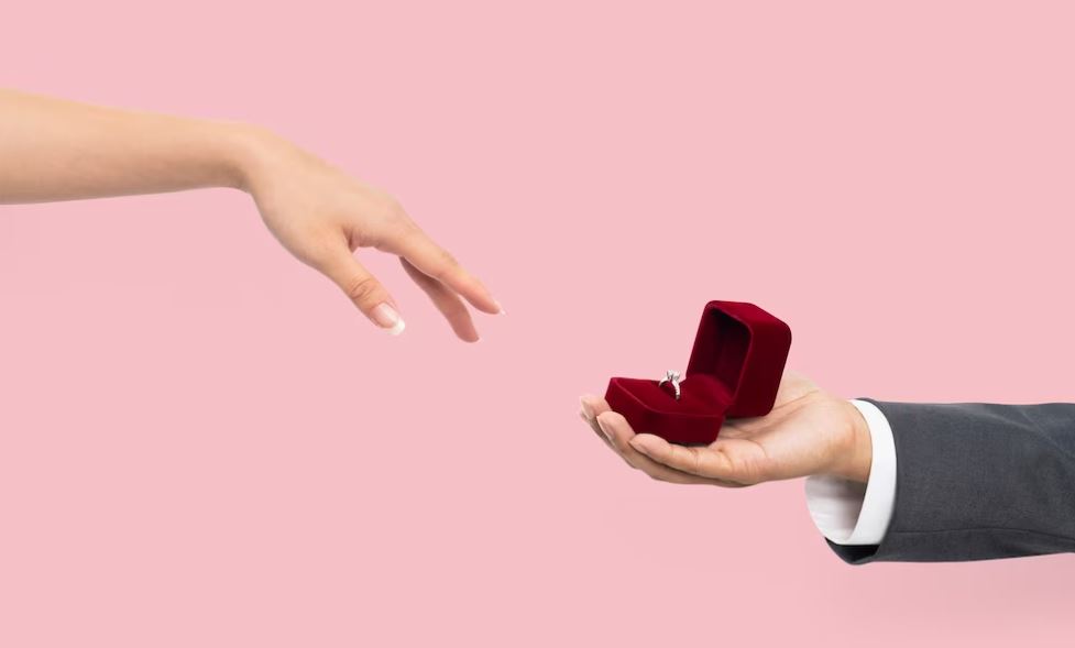 3 Tanda Zodiak Lebih Suka Dilamar Sederhana