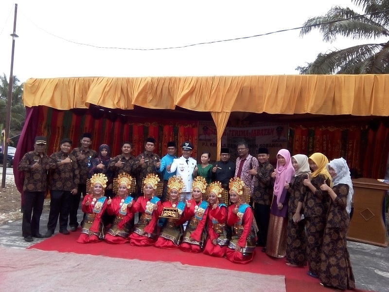 Sondi Sidabutar Teteskan Air Mata Pada Sertijab Kades Bathin Sobanga Bengkalis