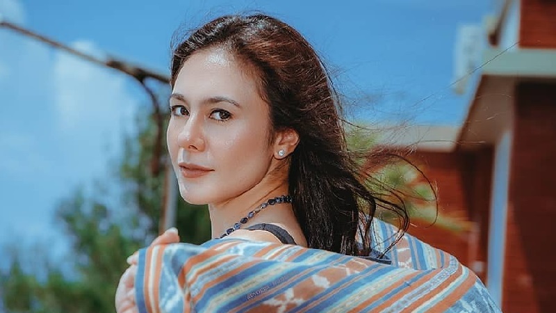 Potret Wulan Guritno Pakai Sport Bra hingga Kain Tenun, Cantik Menawan!