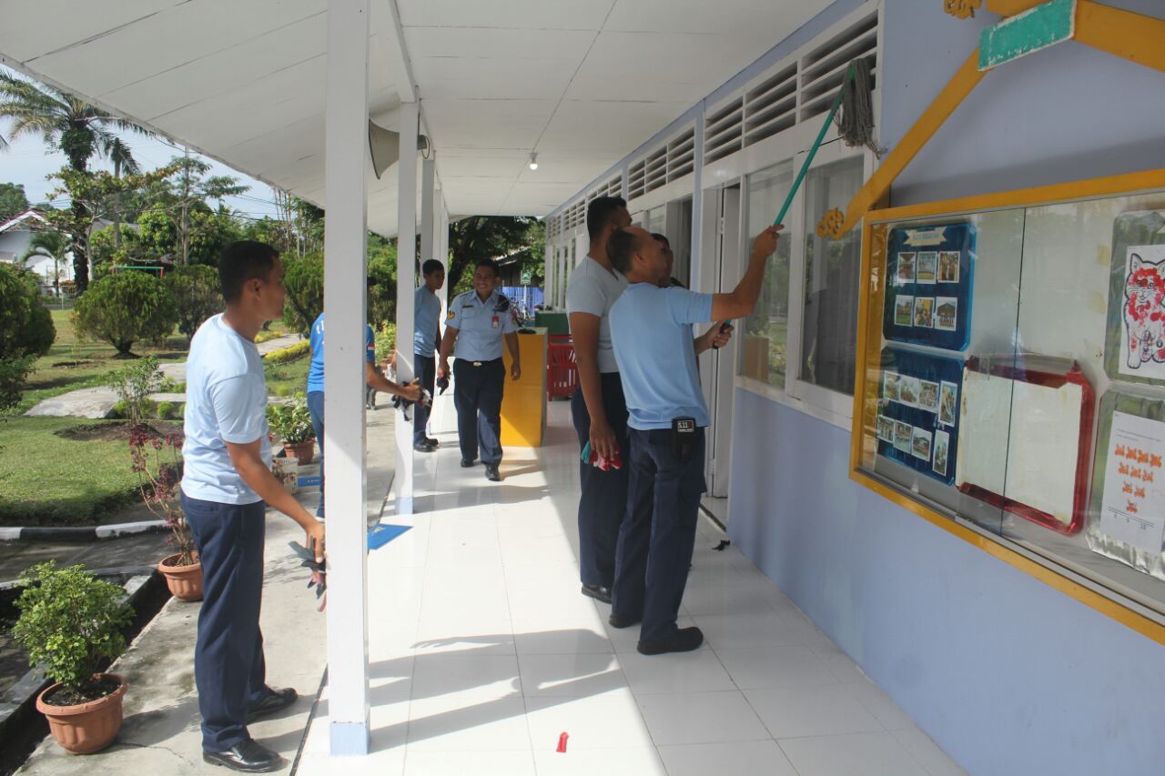 Agar Anak Nyaman Belajar, Prajurit TNI AU Lanud Rsn Pekanbaru Bersihkan Sekolah Angkasa 