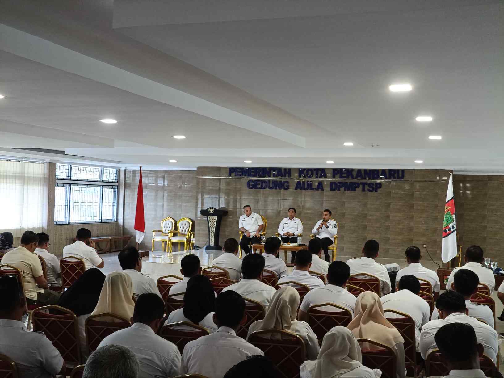 Kumpulkan Camat Lurah, Pemko Pekanbaru Jamin LPS Jemput Sampah 2 Hari Sekali ke Rumah Warga