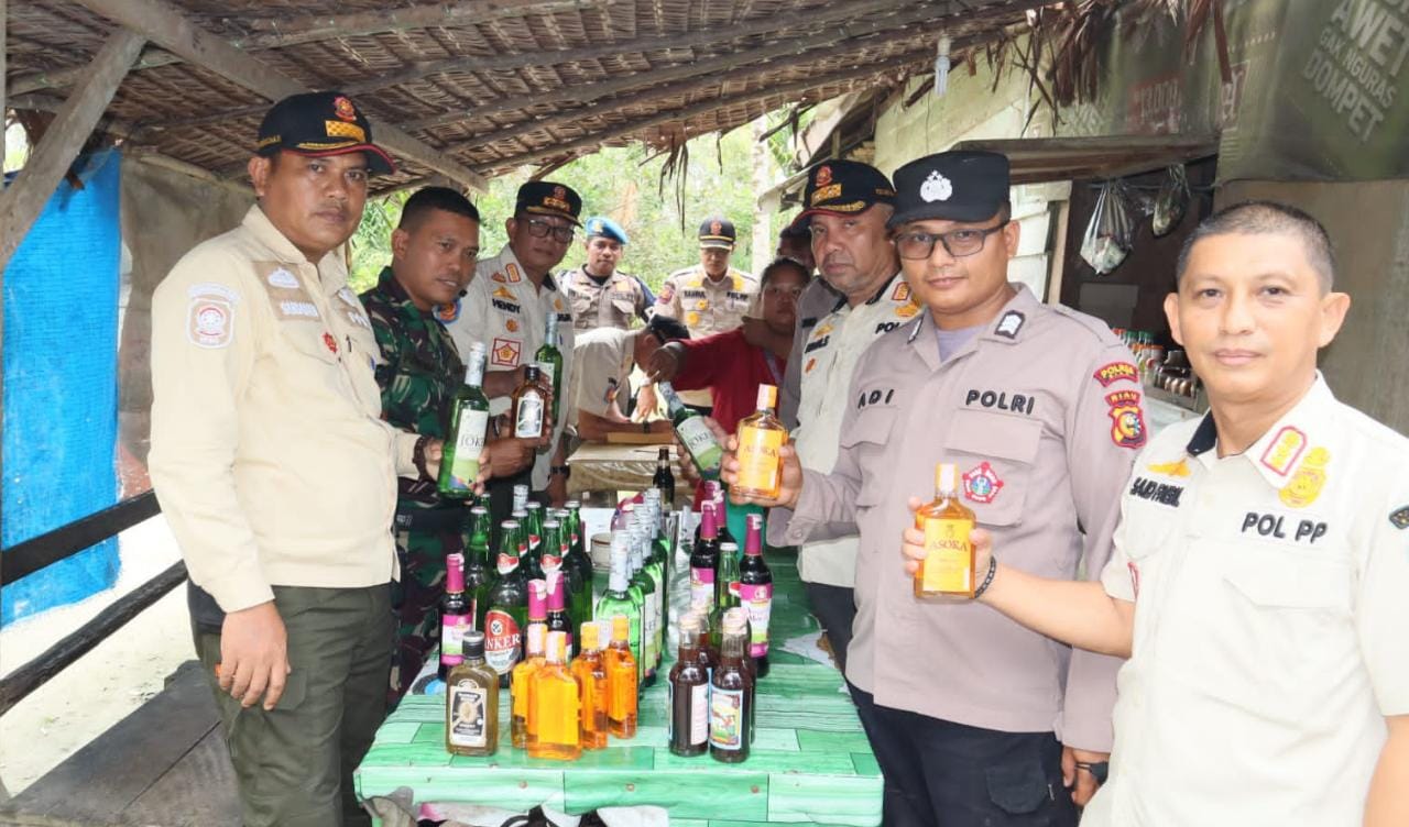 Patroli Pekat di Kecamatan Bungaraya, Tim Gabungan Satpol PP Siak Amankan Puluhan Botol Miras