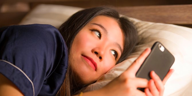 Apa Benar Mode Gelap Bisa Berdampak Lebih Baik Terhadap Mata dan Kualitas Tidur?