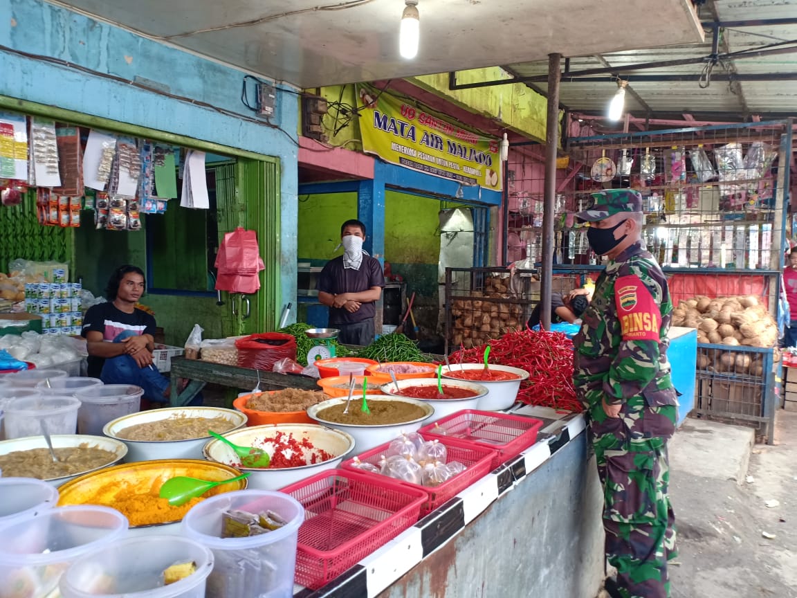 Tegakkan Disiplin Protokoler Kesehatan, Babinsa Koramil 03 Bunut Kodim 0313/KPR Datangi Pasar Tradis