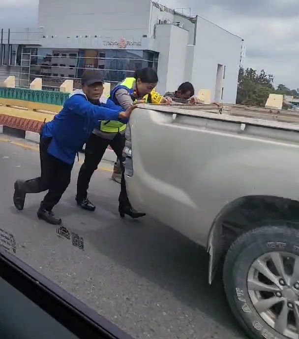 Viral Aksi Polwan Kompol Gitta Dorong Mobil Mogok di Flyover Pekanbaru