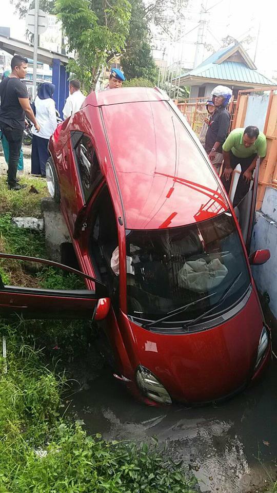 Mobil Brio Masuk Parit Akibat Pengemudi Mengantuk