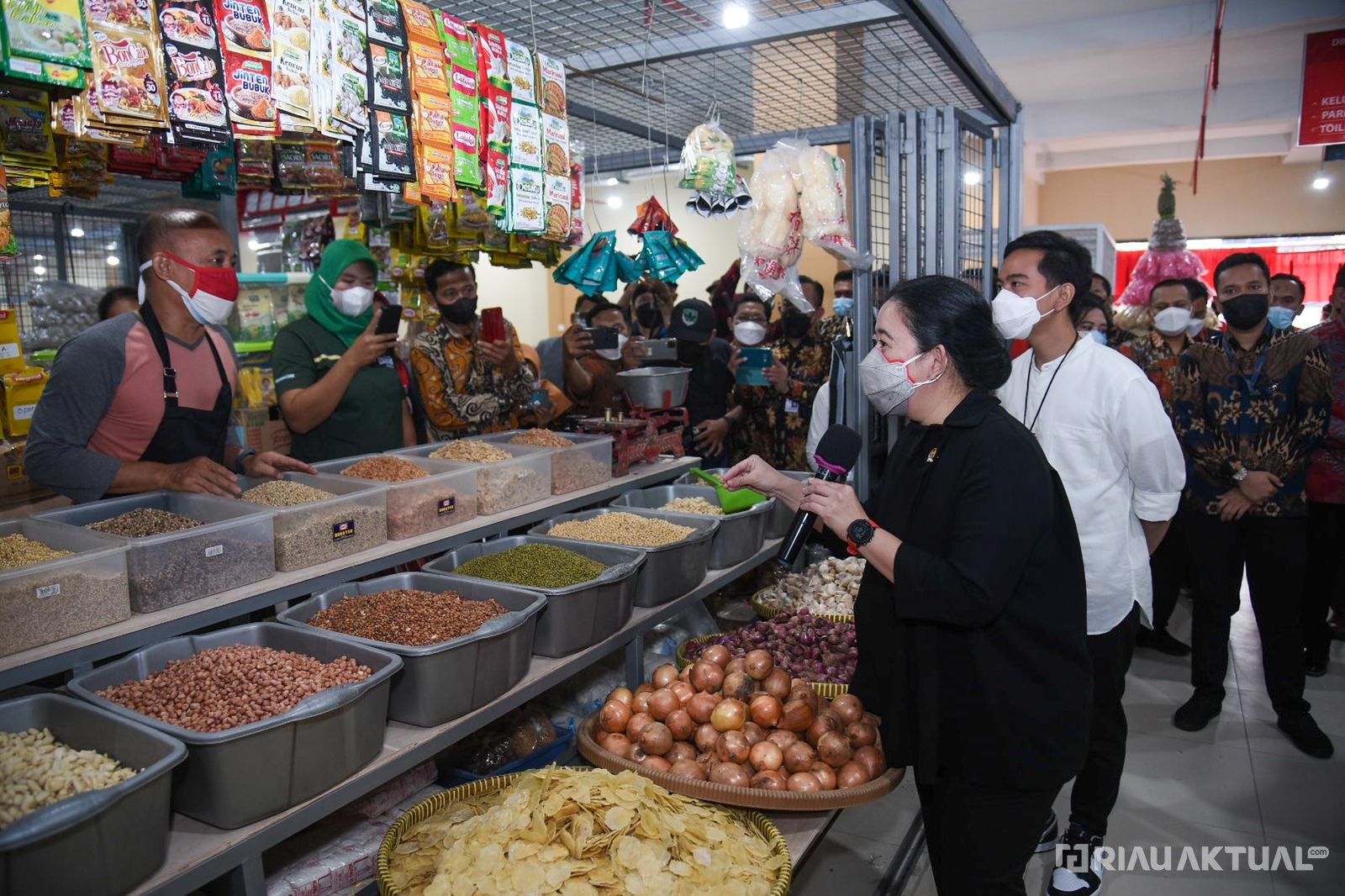 Resmikan Pasar Legi, Puan Sekaligus Cek Harga Minyak Goreng Bareng Gibran
