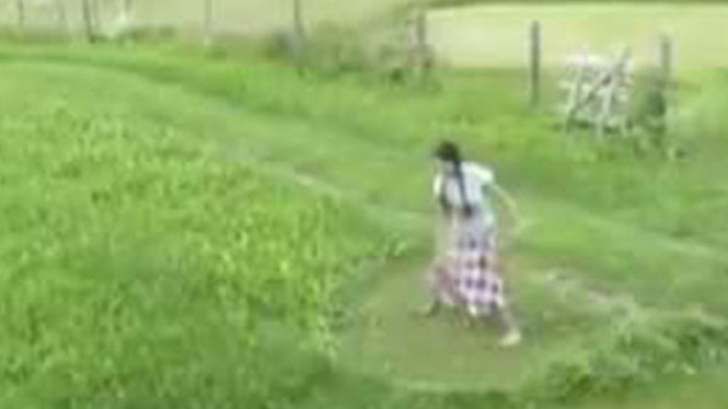 Wanita Ini Bisa Memotong Rumput 1 Lapangan dengan Cepat