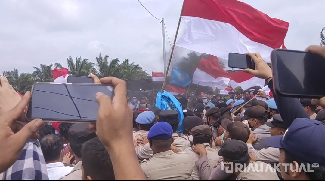 Tolak Eksekusi Lahan dari PN Siak, Polisi Bentrok Dengan Pendemo 4 Orang Cedera