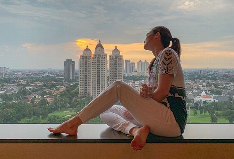 Potret Luna Maya Bergaya ala 90-an, Mana Favoritmu?
