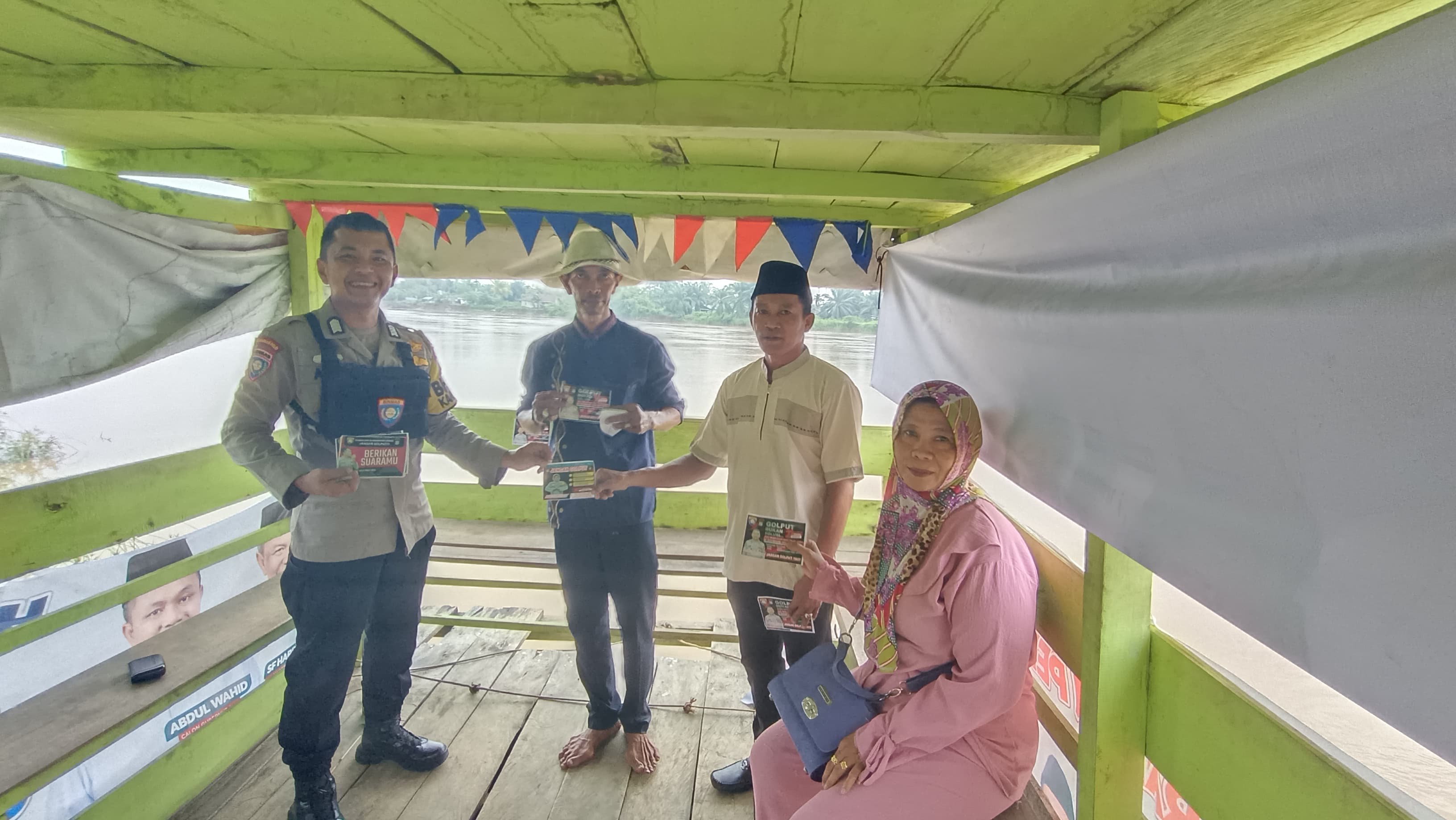 Door To Door Bhabinkamtibmas, Jadikan Stiker Untuk Kampanye Anti Golput