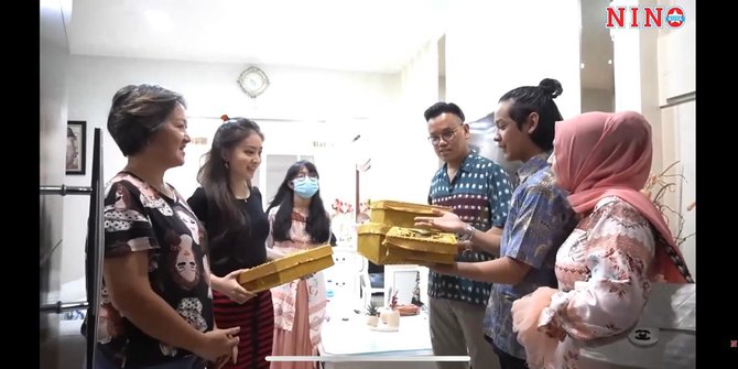 Datang Didampingi Orangtua dan Bawa Seserahan Nino Kuya Lamar Natasha Wilona