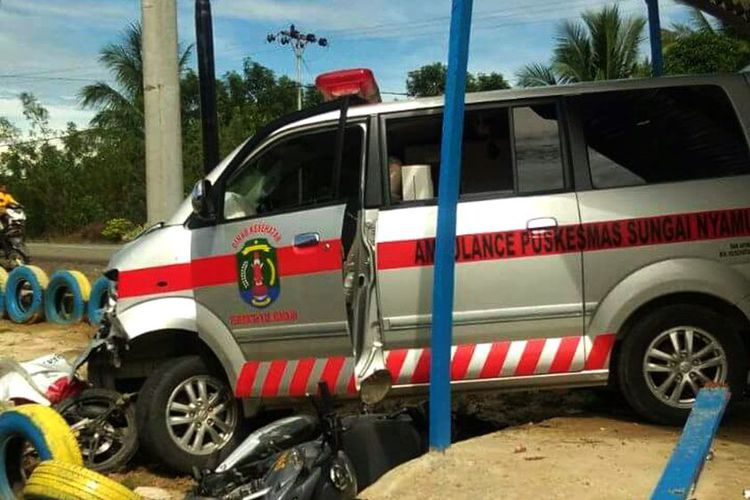 Melaju Kencang, Ambulans Tabrak Motor, Dua Pelajar Tewas