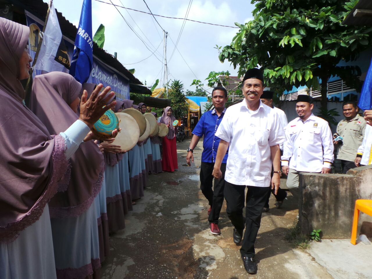 Senandung Lagu Dari Group Rabana Sambut Kedatangan Syamsuar di Pasiran Tengah Rengat