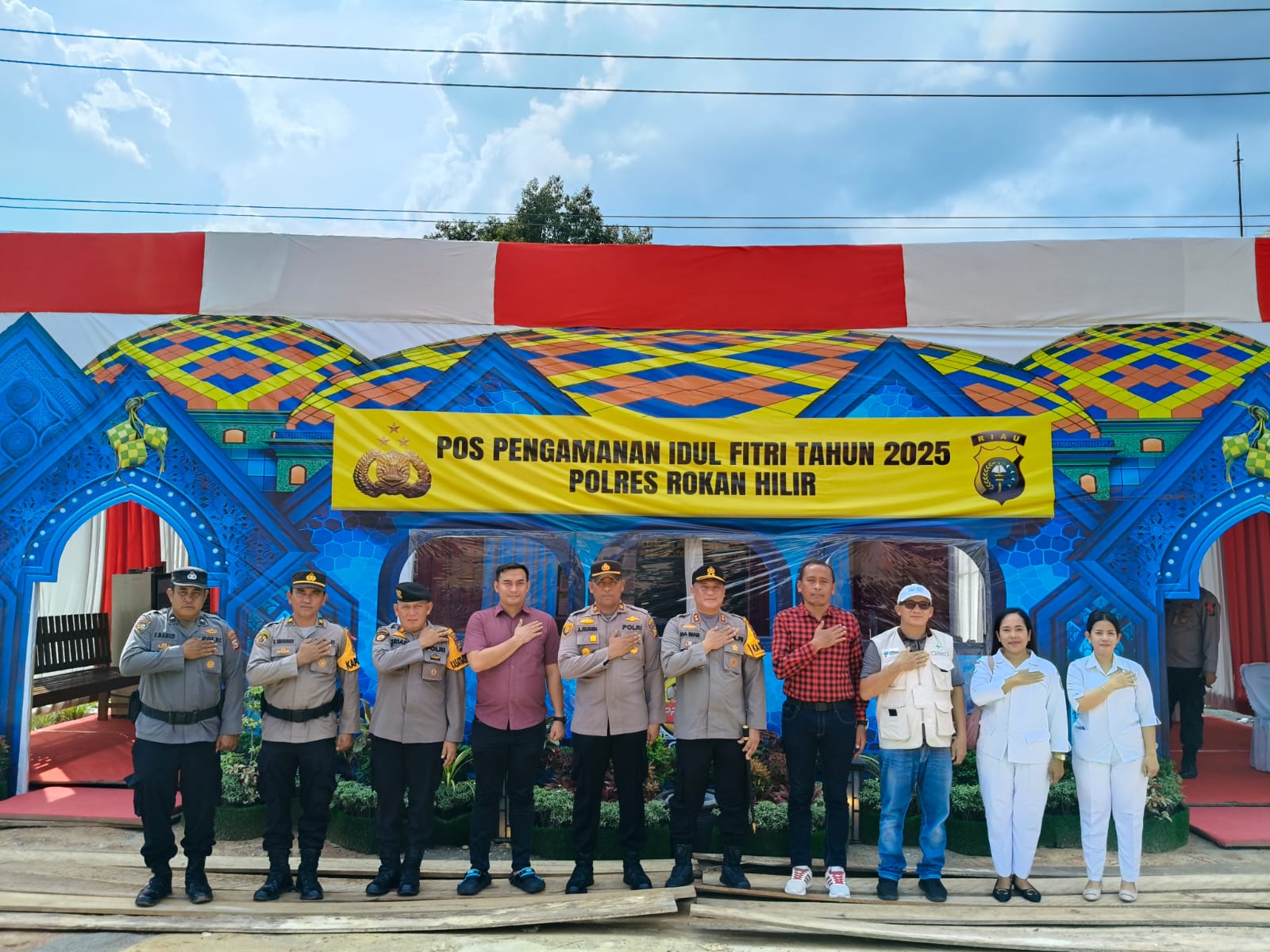 Kapolres Rokan Hilir Tinjau Pos Pengamanan Balam KM 8 dalam Rangka Operasi Ketupat Lancang Kuning 2025