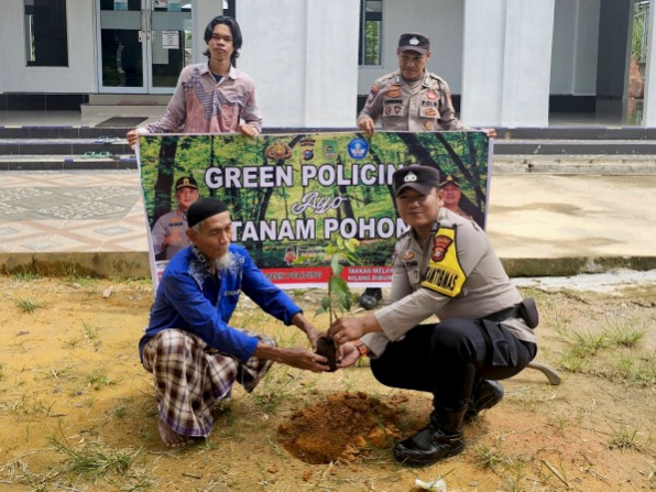 Polsek Rimba Melintang Gaungkan Green Policing dengan Tanam Pohon di Lingkungan Masjid dan Sekolah