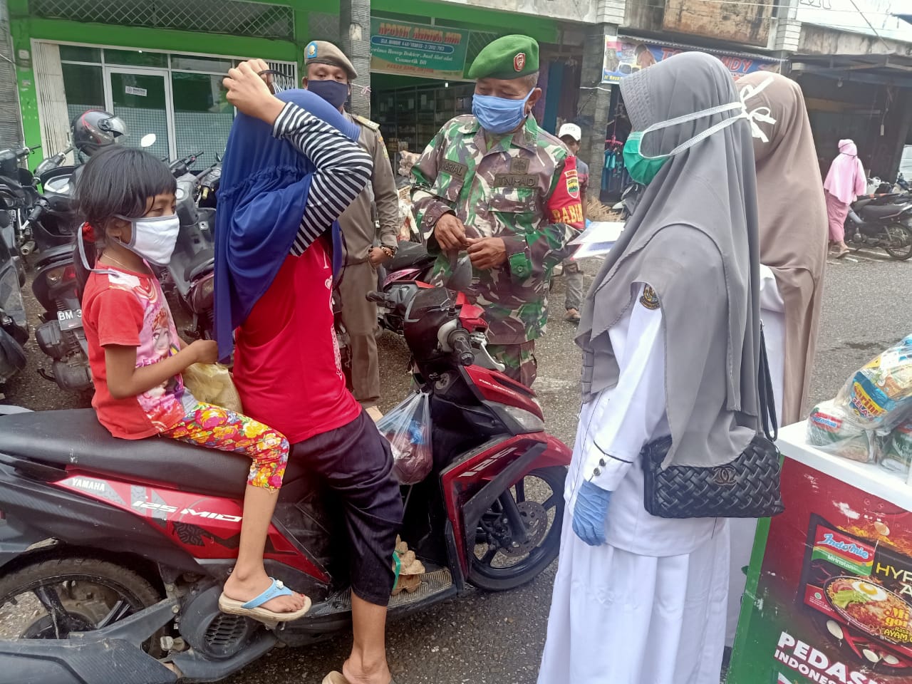 Babinsa Koramil 07/Kampar gencar Tegakkan Disiplin masyarakat di Pasar Tradisional Air Tiris