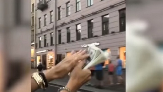 Heboh Anak Orang Kaya Rusia Sebar Uang dari Dalam Mobil