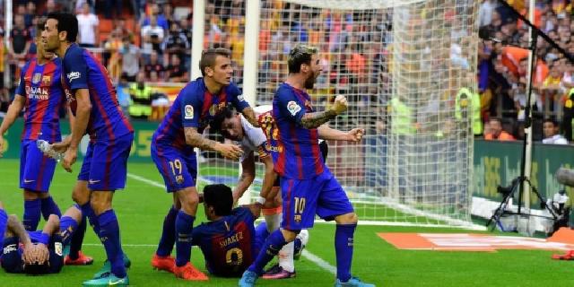 Fans Valencia: Dilempar Satu Botol, lima pemain Barca ambruk