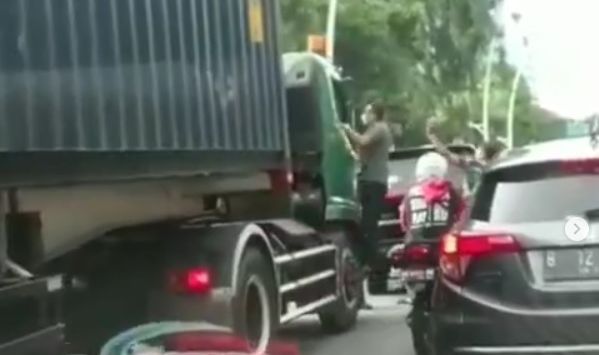 Berikut Kronologi Sopir Kontainer Dianiaya Pengemudi Pajero, Ditodong Pistol Dan Dipukul