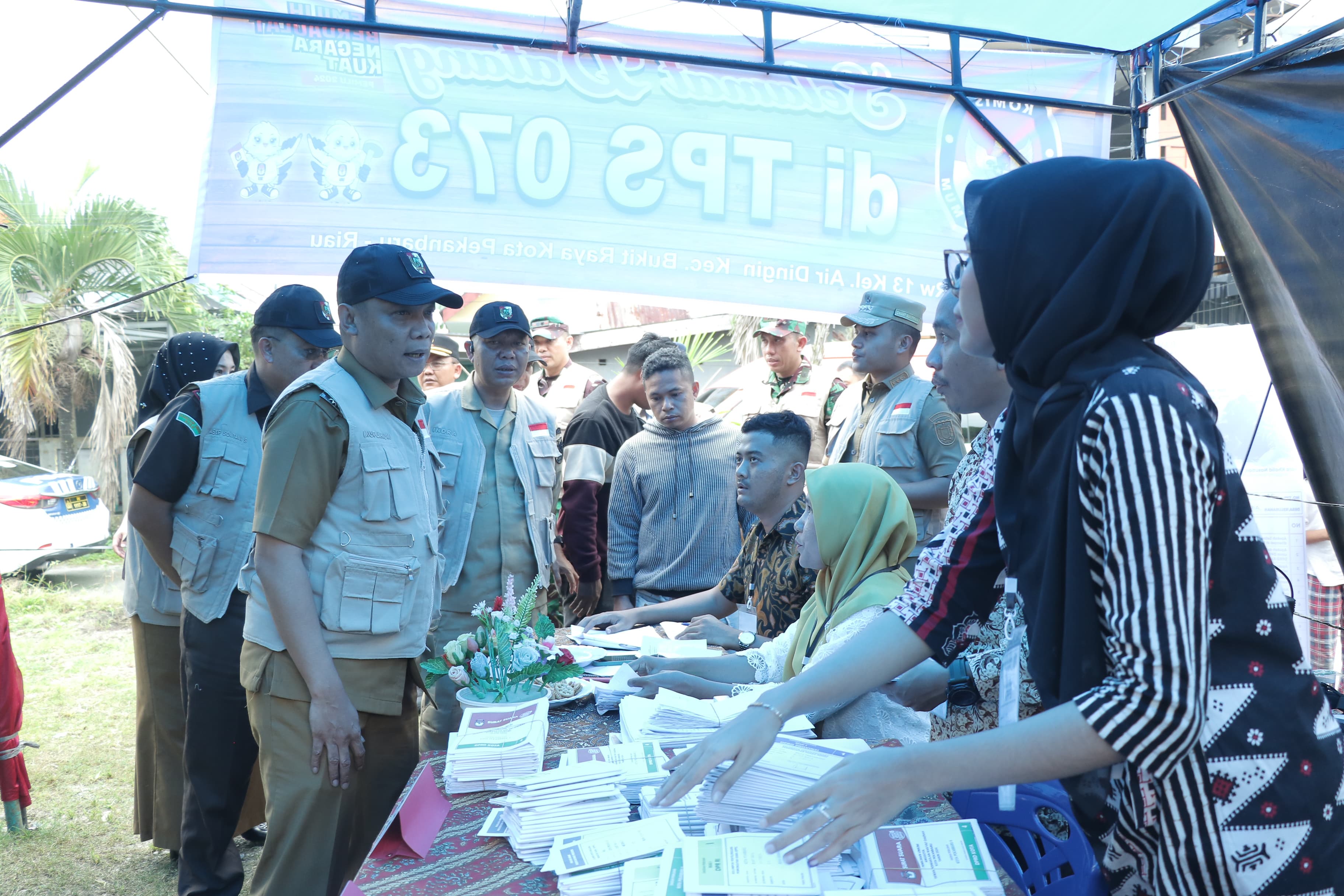 Pj Walikota Pekanbaru Pantau Situasi Pencoblosan di TPS Rawan Banjir