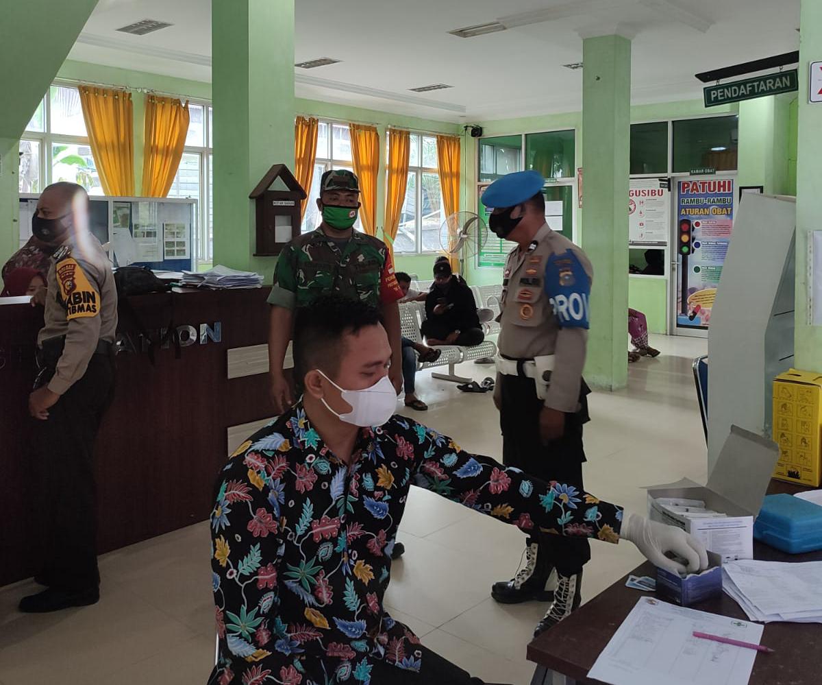 Jamin Kondusifitas Pelaksanaan Vaksinasi, Polsek Langgam Lakukan Pengamanan