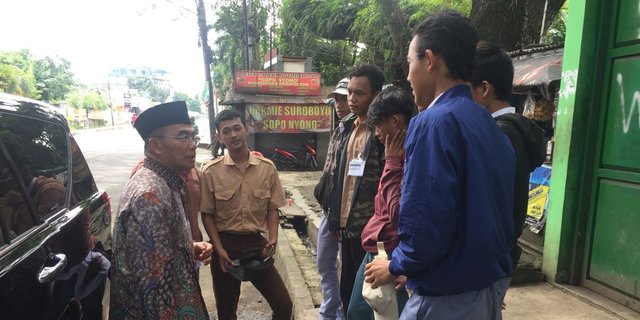 Tegur Gerombolan Pelajar Yang Merokok, Menteri Pendidikan Kasih Uang Rp 100 ribu