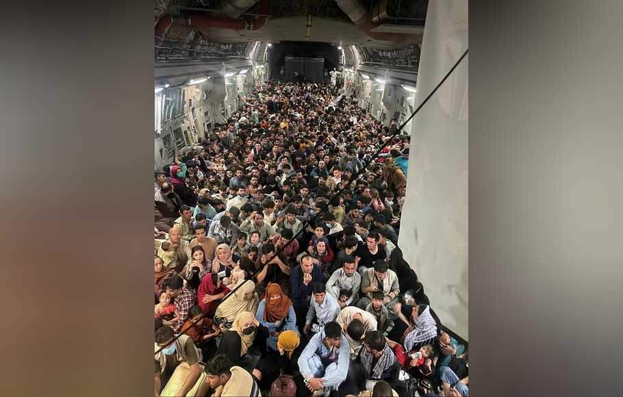 Fotonya Viral, Kisah Penerbangan Dramatis 640 Warga Afghanistan yang Diangkut Militer AS