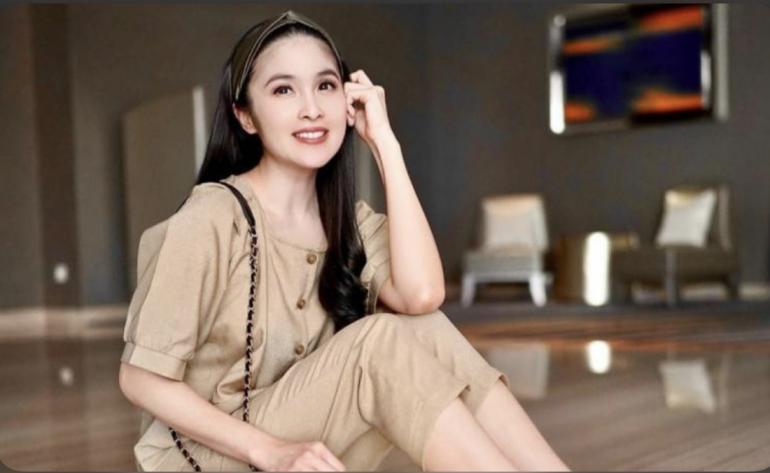 Sandra Dewi, Pernah Pacaran Beda Keyakinan