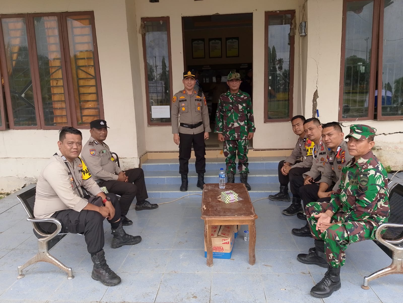 Polsek Kempas dan TNI Kawal Ketat Rapat Pleno di PPK