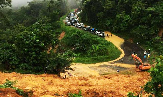 Longsor di Tanjung Alai, Jalan Sumbar Riau Putus