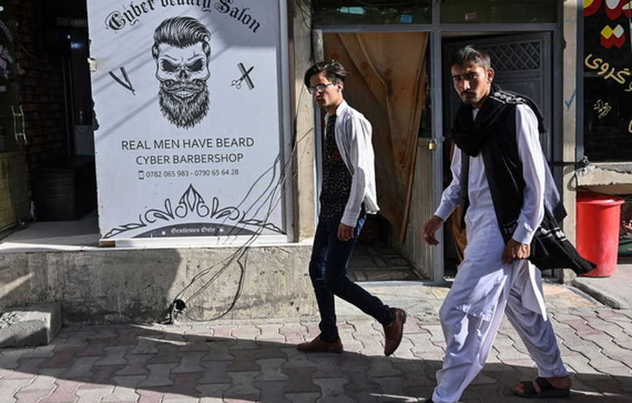Polisi Taliban Larang Tukang Cukur Pangkas Janggut