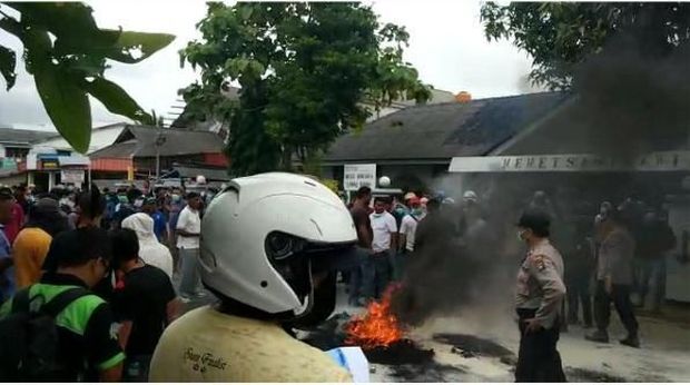 Tolak WNI dari Wuhan, Warga Natuna Demo Bakar Ban di Dekat Lokasi Observasi