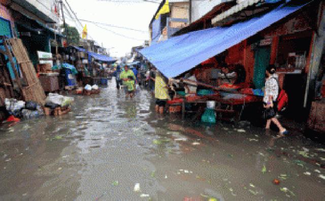 Tukiyem Tetap Berjualan saat Pasar Dikepung Banjir