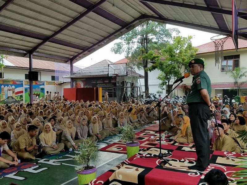 Kenang Masa-masa Sekolah, Danrem Sambangi SMAN 1 Pekanbaru