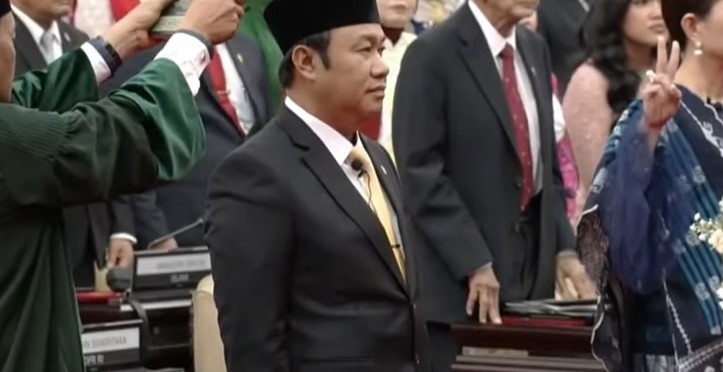 Eks Ketua DPRD Riau Yulisman Wakili Anggota DPR RI Beragama Islam Dalam Pengucapan Sumpah Pelantikan