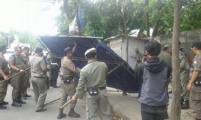 Masa Tenang, Satpol PP Pekanbaru Bersihkan APK Paslon