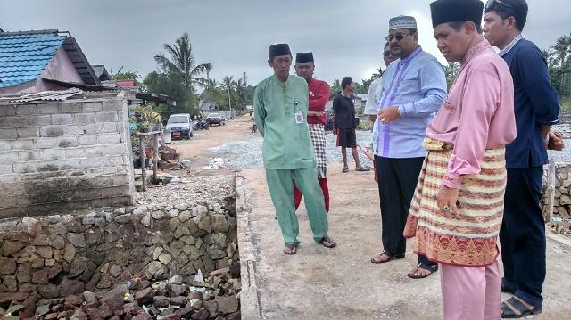Bupati Tinjau Batu Pinggir Laut Pamak yang Rusak