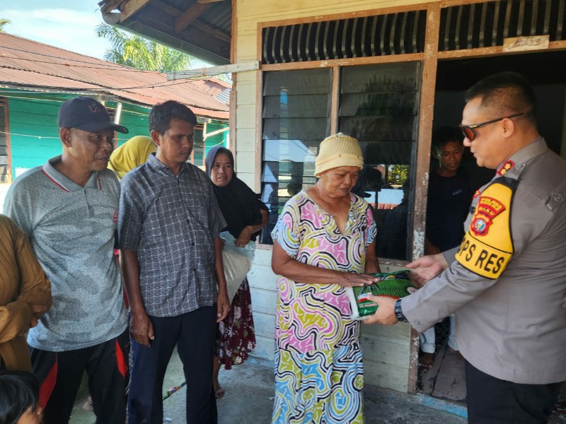 Kapolres Rokan Hilir Berikan Bantuan Sosial kepada Warga Terdampak Banjir dan Ajak Jaga Pilkada Damai