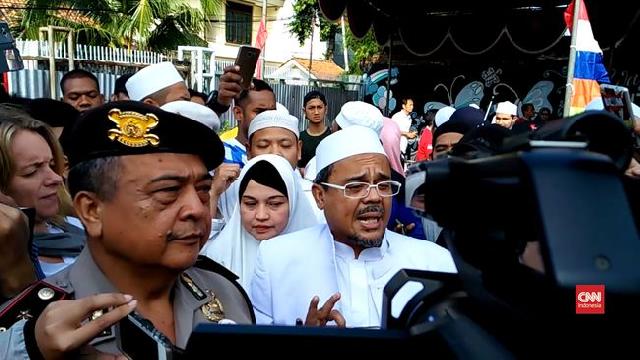 IPW Sarankan Polisi Minta Maaf ke Rizieq Shihab