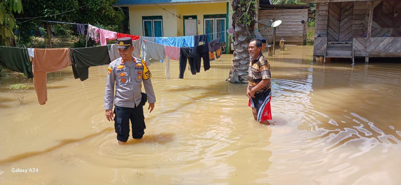 Polsek Kepenuhan Gelar Operasi Mantap Praja Lancang Kuning 2024 dan Bantu Warga Terdampak Banjir