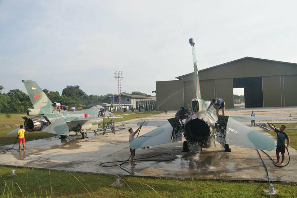 TNI AU Lanud Rsn Pekanbaru Mandikan Pesawat Tempur F-16