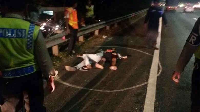 Duel Maut Irvan Vs 3 Begal: Terpojok, Tarik Baju dan Jatuh dari JPO