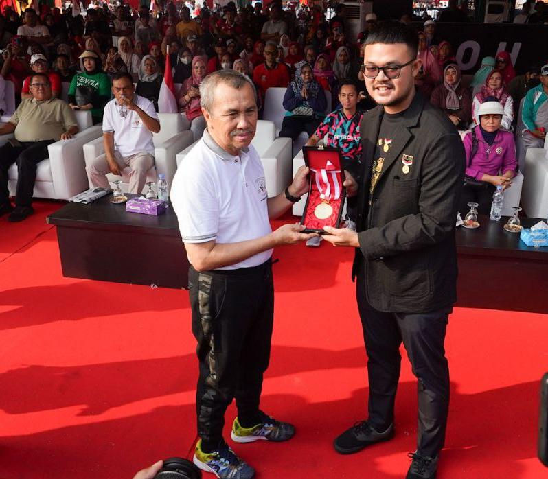 Gubernur Syamsuar Terima Penghargaan Rekor MURI Mie Goreng Sagu Terbanyak di Indonesia