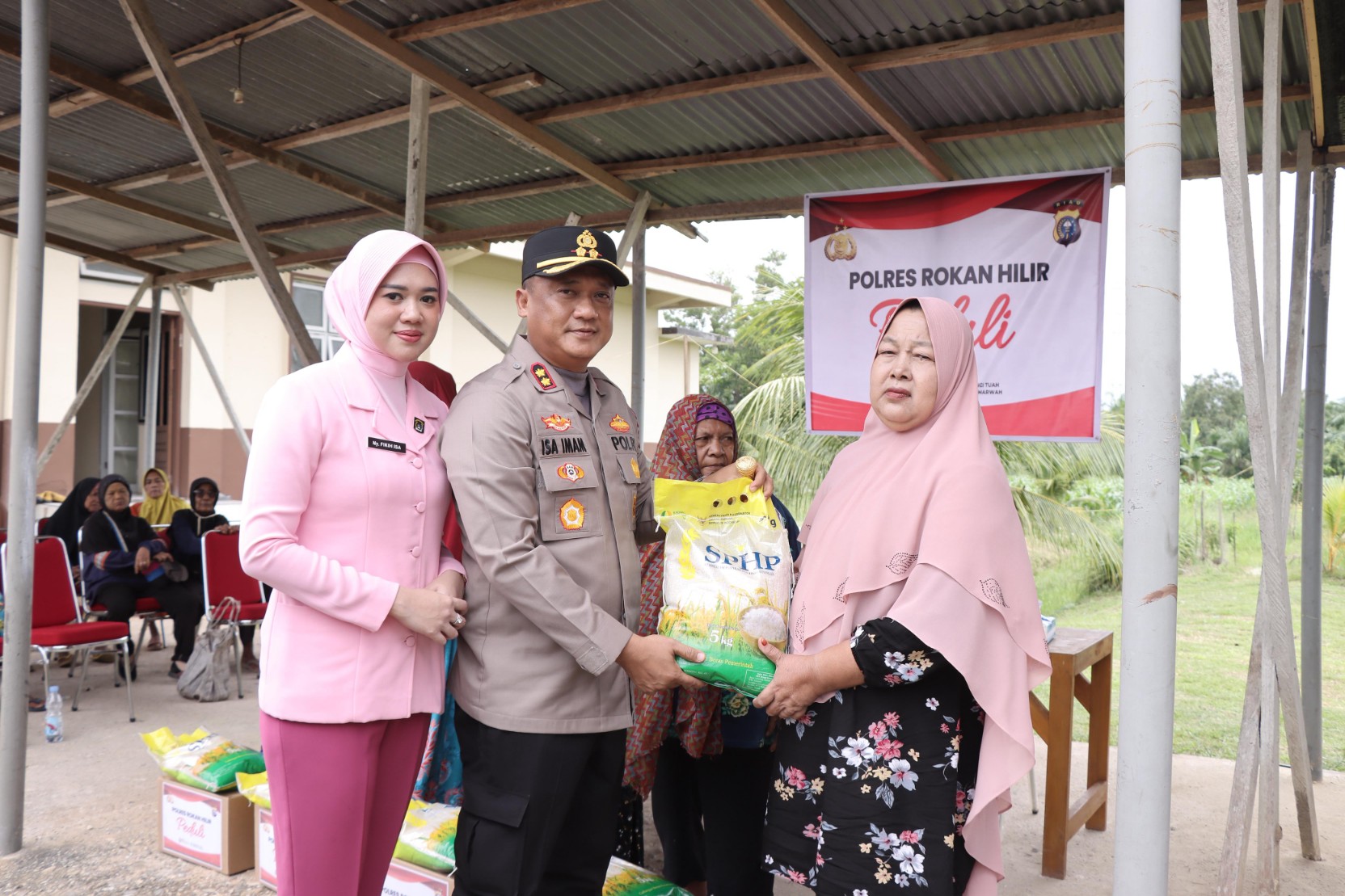 Polres Rokan Hilir dan Bhayangkari Peduli Sesama, Bagikan 50 Paket Sembako untuk Dhuafa