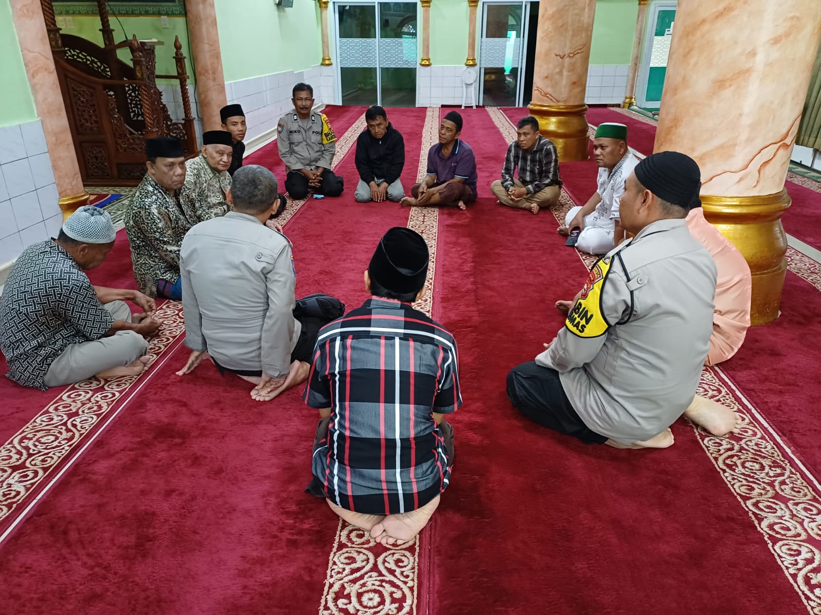 Polsek Senapelan Subuh Berjamaah Sambil Sosialisasikan Pemilu