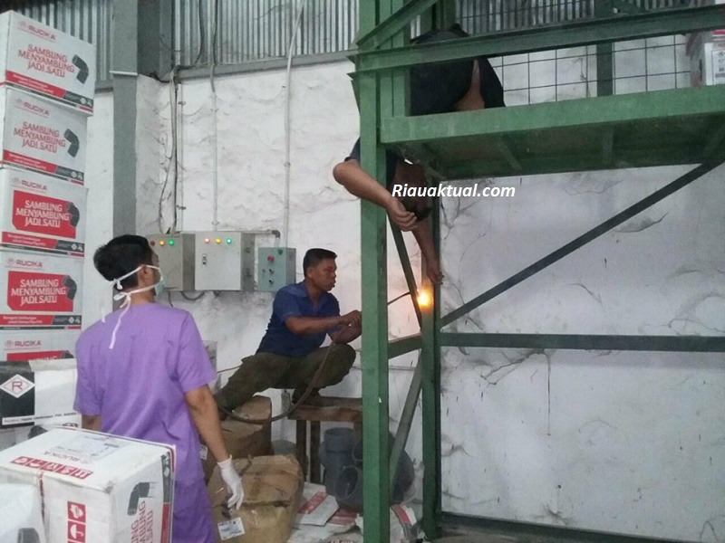 Astafirullah, Terjepit di Lift Barang, Karyawan PT Surya Asia Pekanbaru Tewas Ditempat