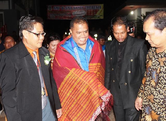 Hadiri Perayaan Natal Oikumene, Bupati Yopi Terima Ulos