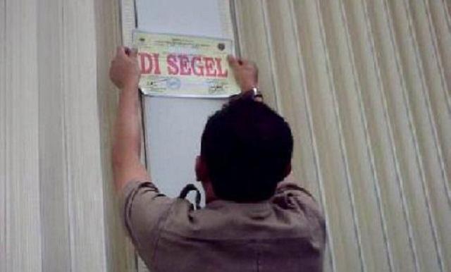 Warga Cipta Karya segel panti pijat dan kontrakan waria